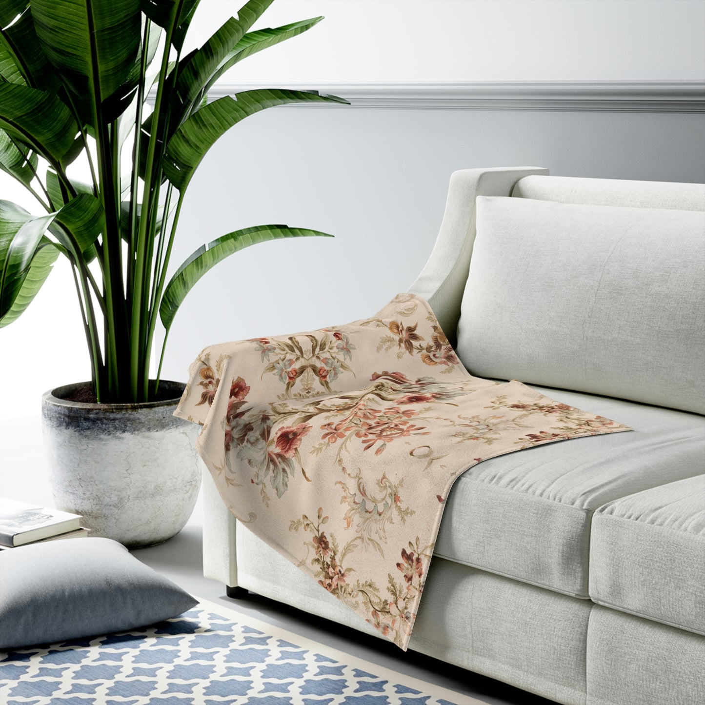 Velveteen Plush Blanket With a Vintage Floral Pattern